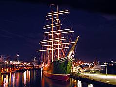  Bild Attraktion  Das Segelschiff wird abends prächtig beleuchtet
