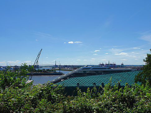 Altonaer Balkon mit Blick auf den Hafen