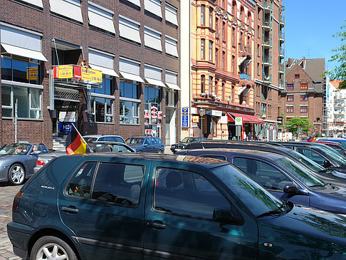 Autos mit Flaggen Fotos