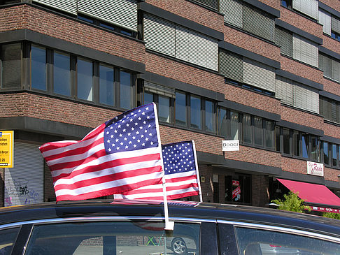 Autos mit Flaggen - Hamburg (Hamburg)